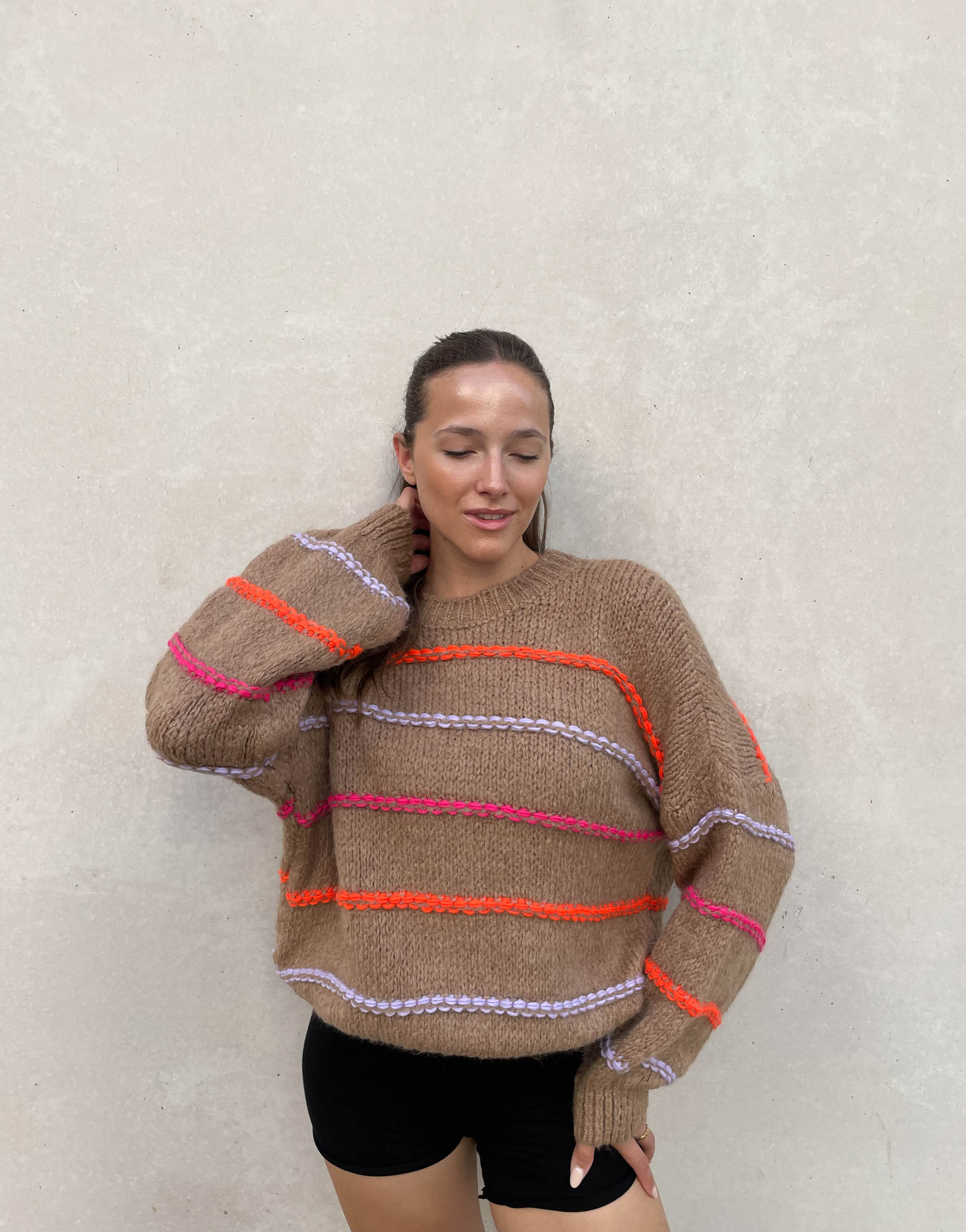 R&B | Übergroßer Pullover mit neonfarbenen Ziernähten