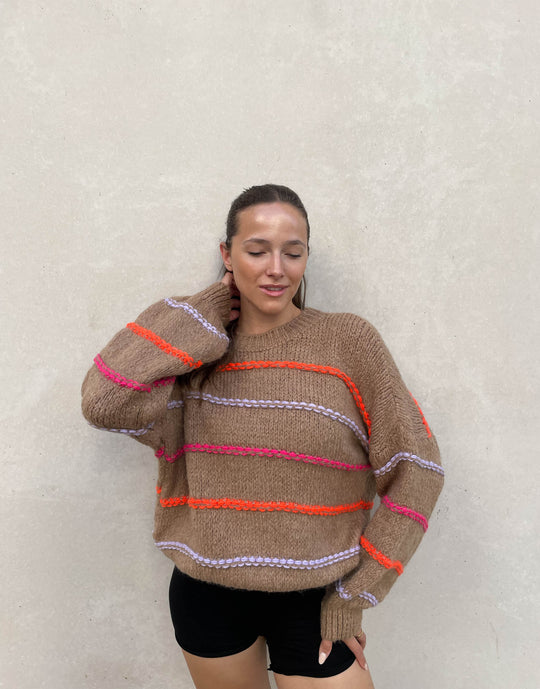 R&B | Übergroßer Pullover mit neonfarbenen Ziernähten