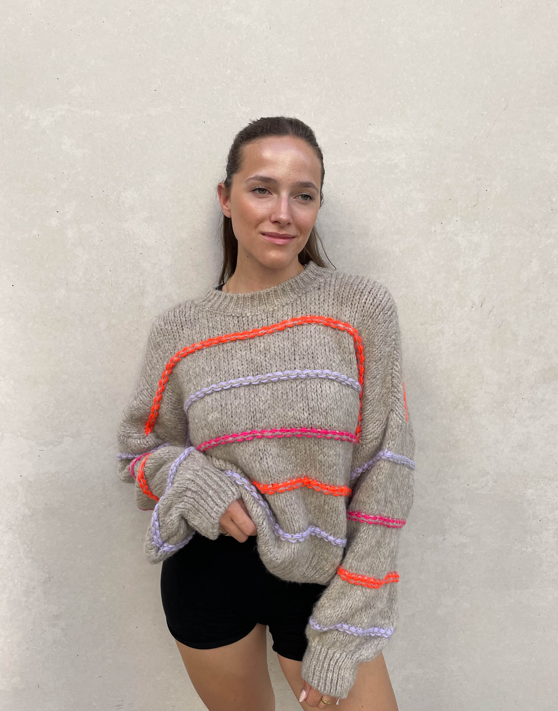 R&B | Übergroßer Pullover mit neonfarbenen Ziernähten