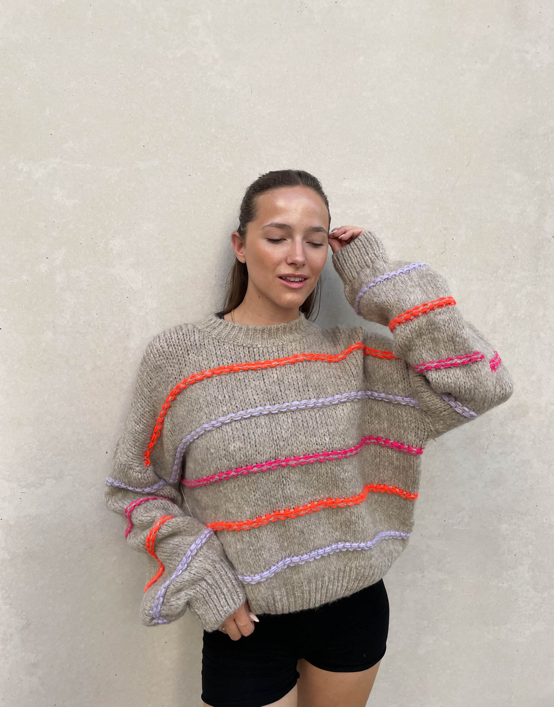 R&B | Übergroßer Pullover mit neonfarbenen Ziernähten