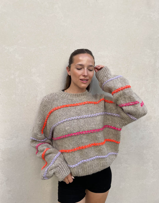 R&B | Übergroßer Pullover mit neonfarbenen Ziernähten