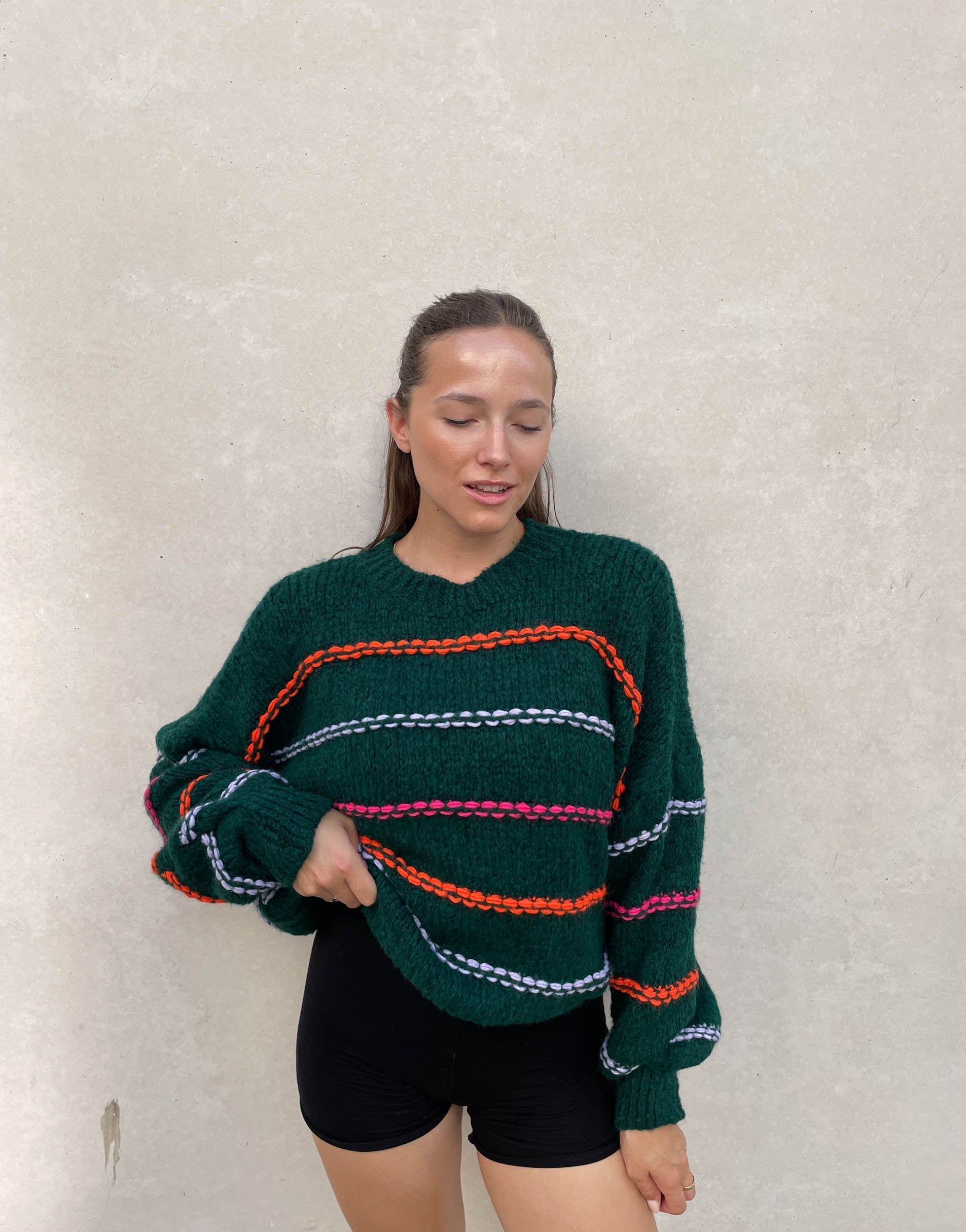 R&B | Übergroßer Pullover mit neonfarbenen Ziernähten