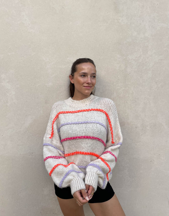 R&B | Übergroßer Pullover mit neonfarbenen Ziernähten