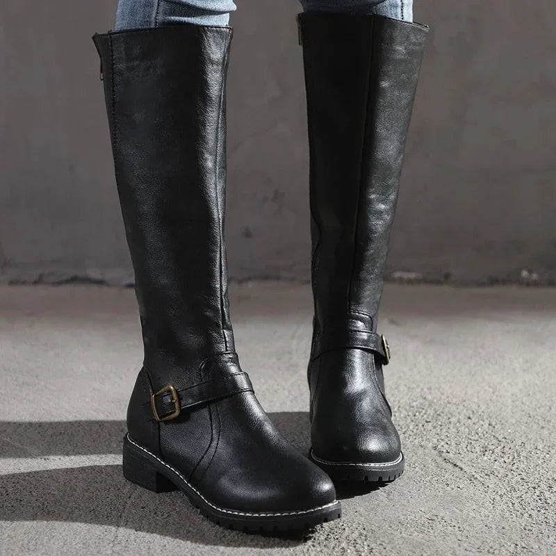R&B | Knielange Stiefel – Schmaler Schnitt – Schnallen-Detail – Lederähnliche Oberfläche – Profilsohle