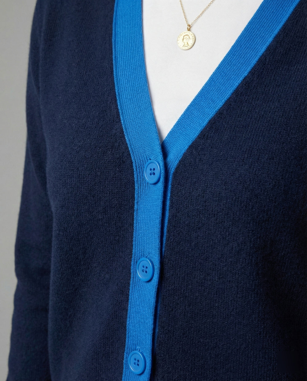Retro Strickjacke im Hong Kong Stil mit buntem Blockdesign und Sternendeko