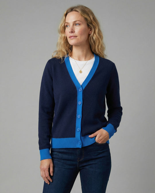 Retro Strickjacke im Hong Kong Stil mit buntem Blockdesign und Sternendeko
