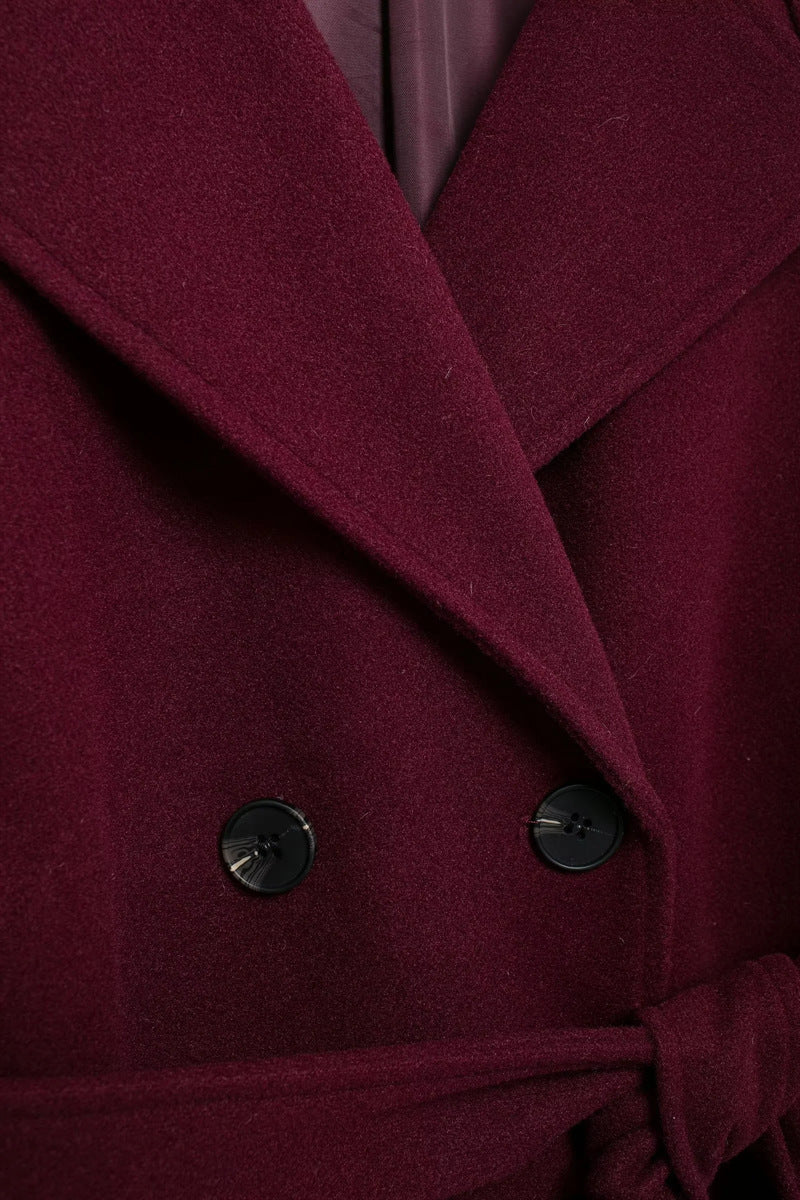R&B | langer Trenchcoat in elegantem Rot - stilvoller Wintermantel für gemütliche Abende