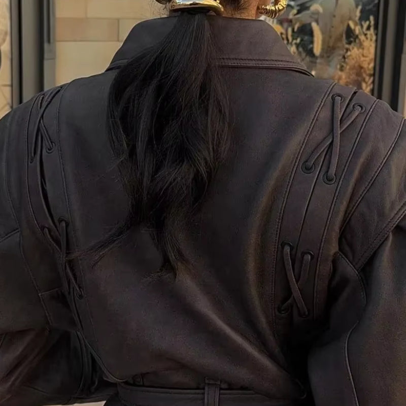 R&B | Lederjacke - Wickeldesign - Gurtel Taille - Strukturierte Schultern - Schnürdetails
