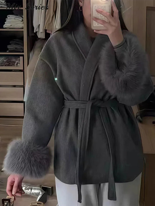 R&B | Wolljacke mit Gürtel und Fake Fur Manschetten