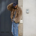R&B | Braune Winterjacke - Flauschige Textur mit Langarmdesign.