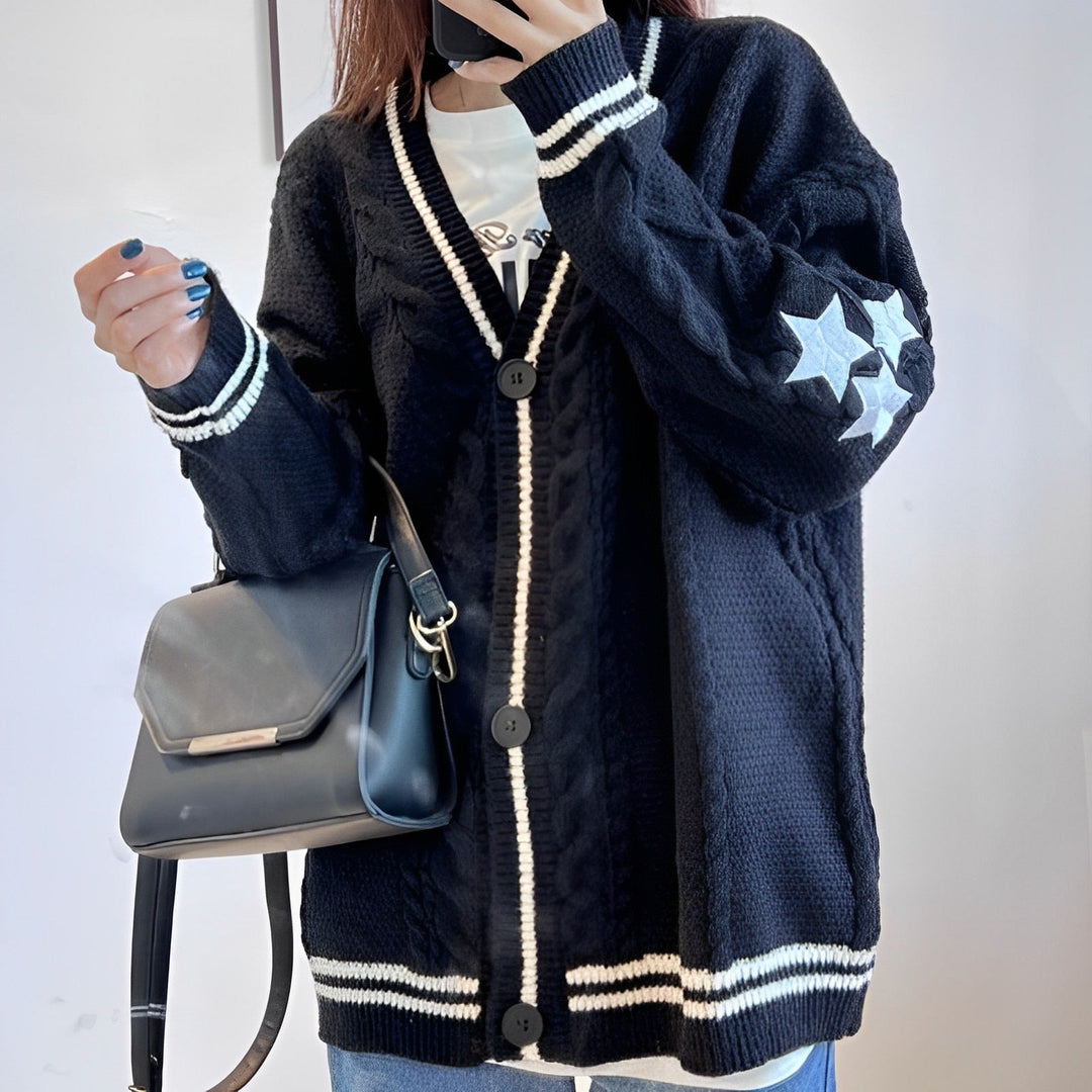 R&B | Warmer Karamell Damenstrickjacke Mit Stilvoller Stickerei