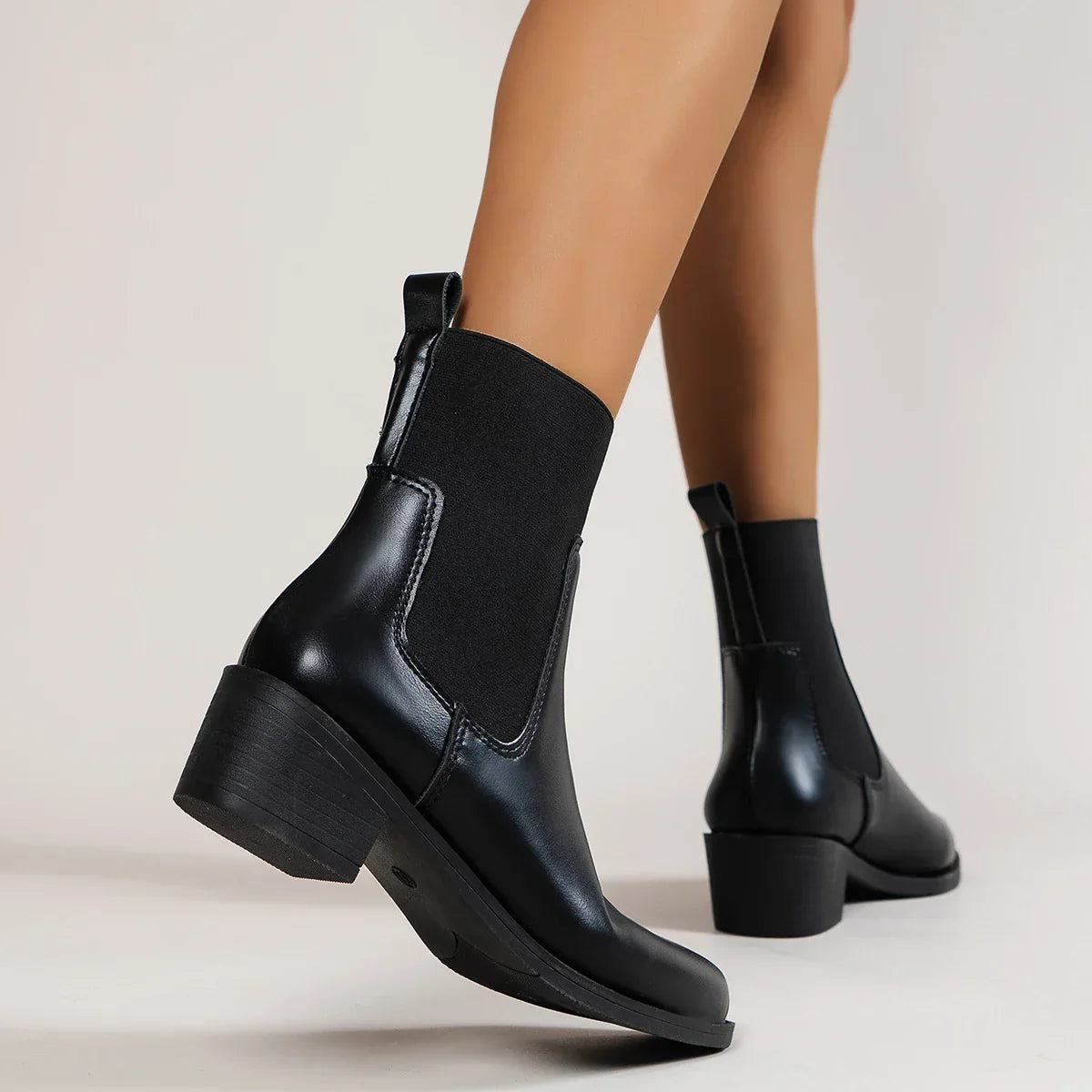 R&B | Chelsea Boots mit Blockigem Absatz und Spitzer Zehe