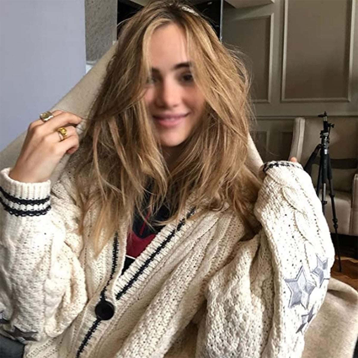 R&B | Warmer Karamell Damenstrickjacke Mit Stilvoller Stickerei