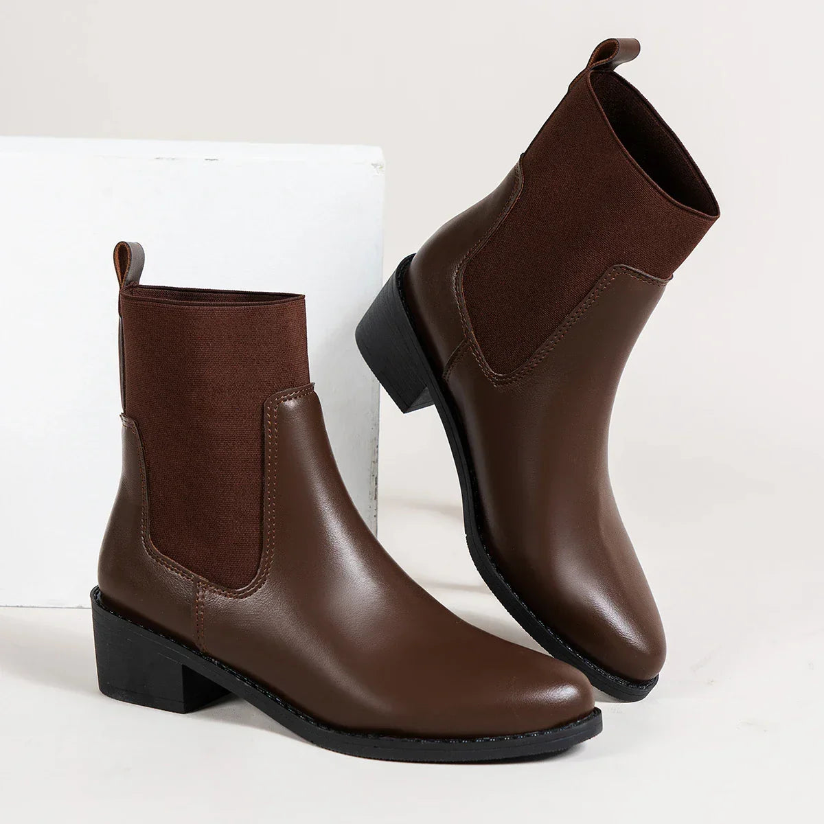 R&B | Chelsea Boots mit Blockigem Absatz und Spitzer Zehe