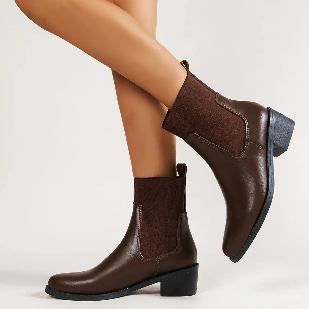 R&B | Chelsea Boots mit Blockigem Absatz und Spitzer Zehe