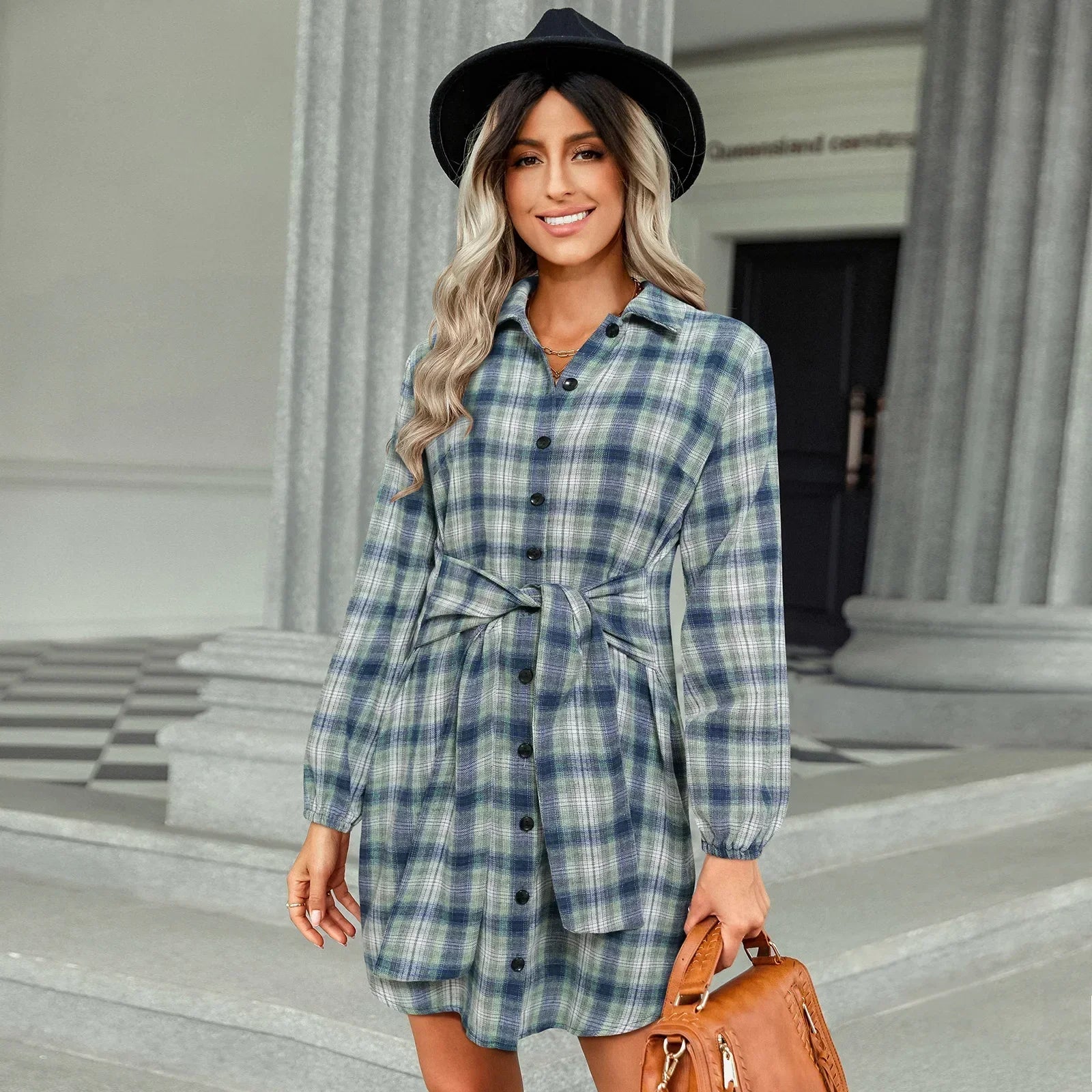 Kariertes Hemdkleid mit Gürtel und Knopfdetails