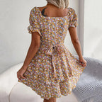 Blumenkleid mit quadratischem Ausschnitt und Puffärmeln