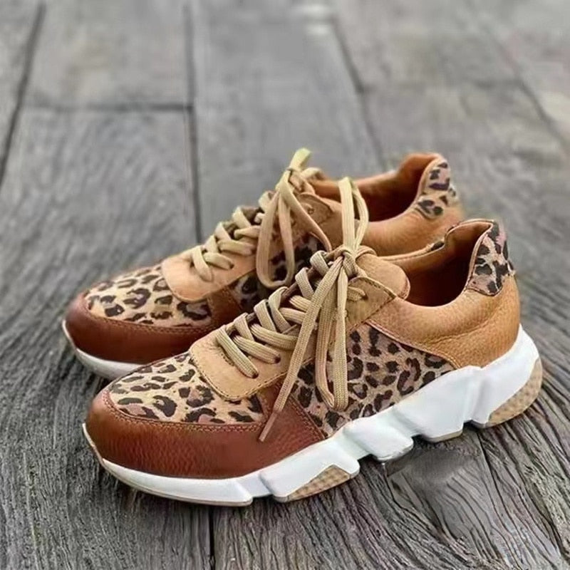 Bequeme Damenschuhe mit Leopardenmuster