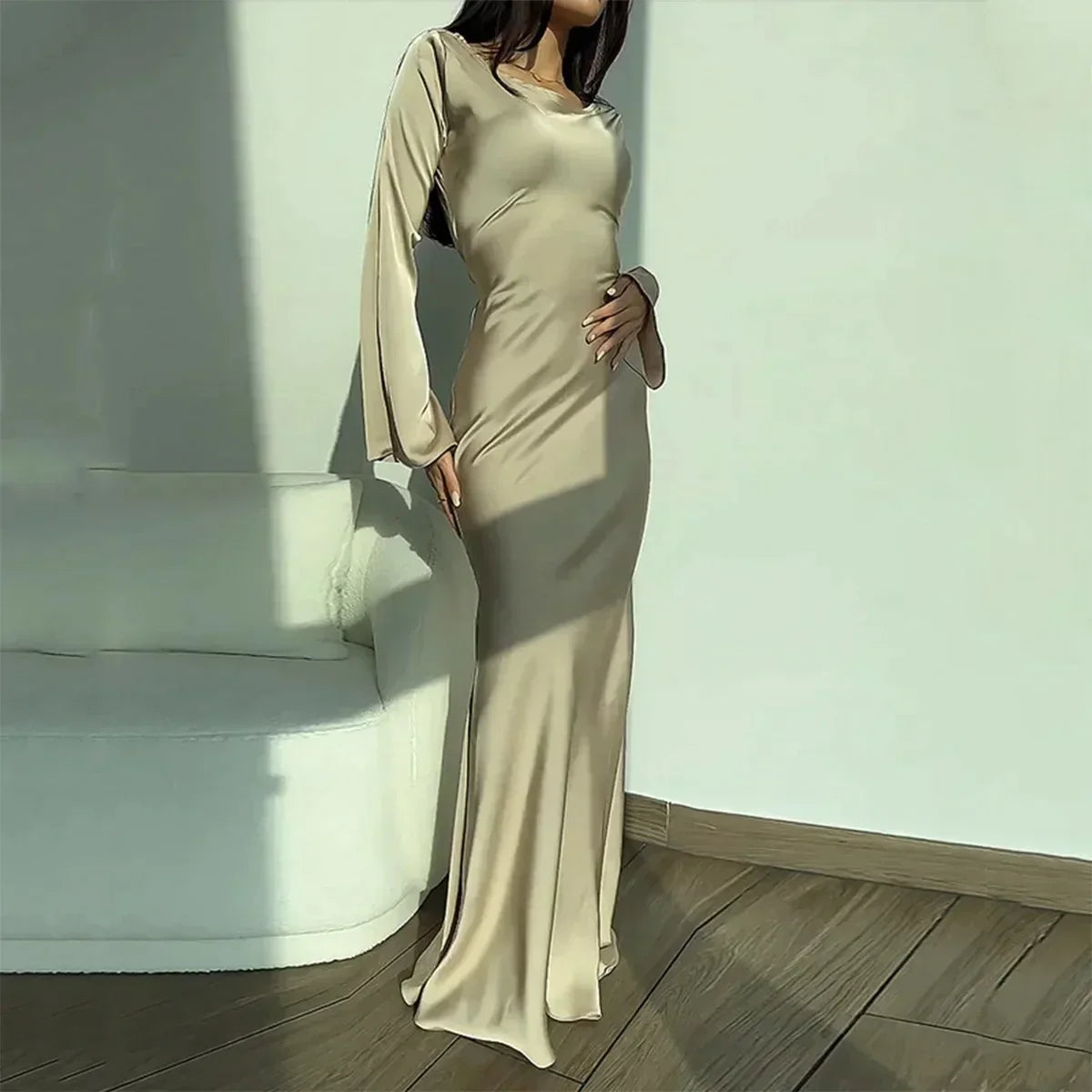 Elegantes Satin-Abendkleid mit langen Ärmeln