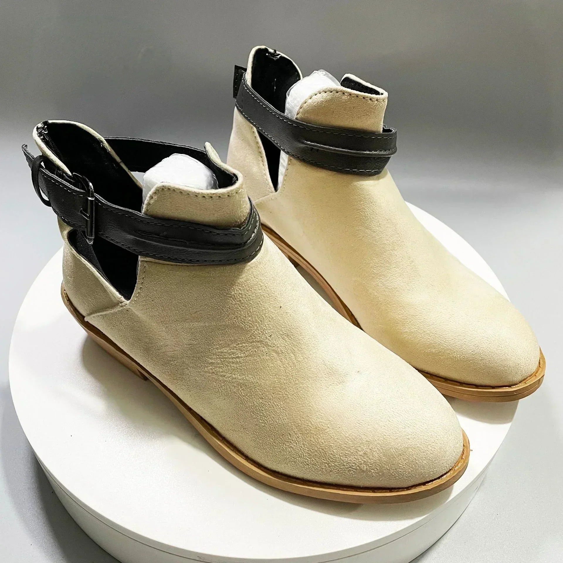R&B | Stiefeletten mit Verstellbarem Riemen und Spitzer Zehe