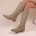 R&B | Cowboy-Stiefel – Wildleder-Textur – Bestickter Western-Stil – Halb Hoch – Niedriger Absatz