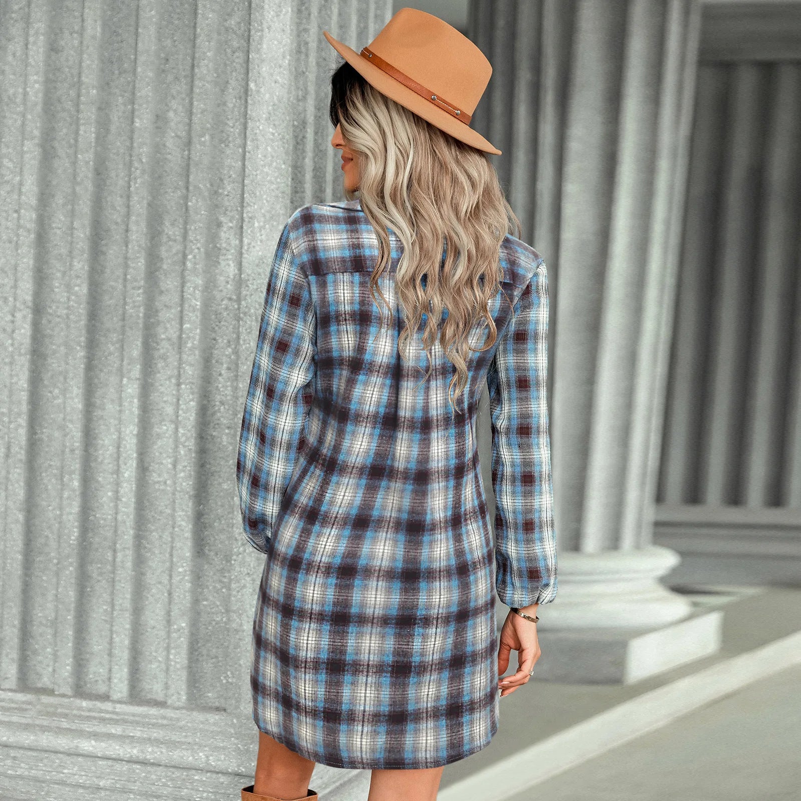 Kariertes Hemdkleid mit Gürtel und Knopfdetails