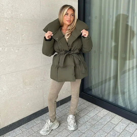 R&B | Kurze Damenjacke mit Stehkragen und Taillierter Taille