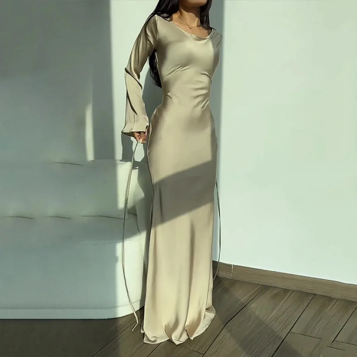 Elegantes Satin-Abendkleid mit langen Ärmeln