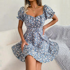 Blumenkleid mit quadratischem Ausschnitt und Puffärmeln
