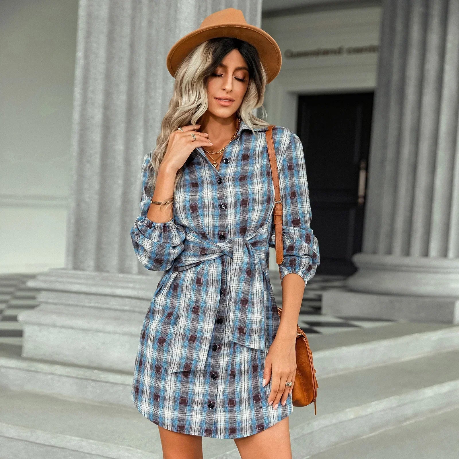 Kariertes Hemdkleid mit Gürtel und Knopfdetails