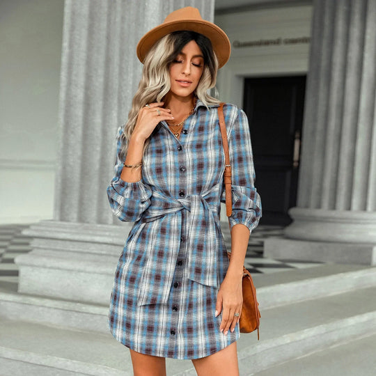 Kariertes Hemdkleid mit Gürtel und Knopfdetails