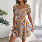 Blumenkleid mit quadratischem Ausschnitt und Puffärmeln