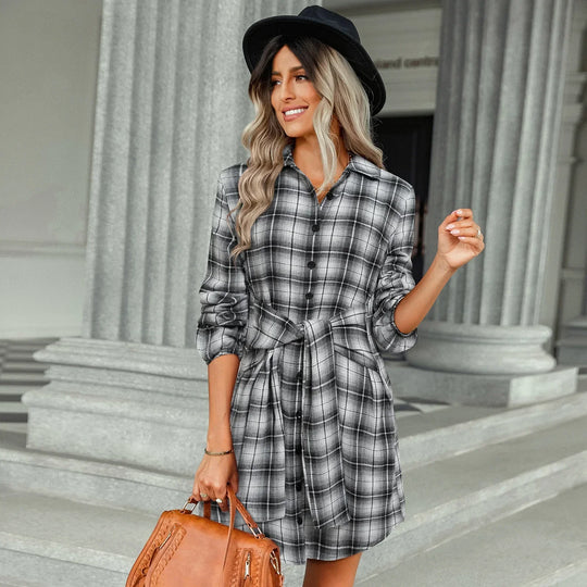 Kariertes Hemdkleid mit Gürtel und Knopfdetails