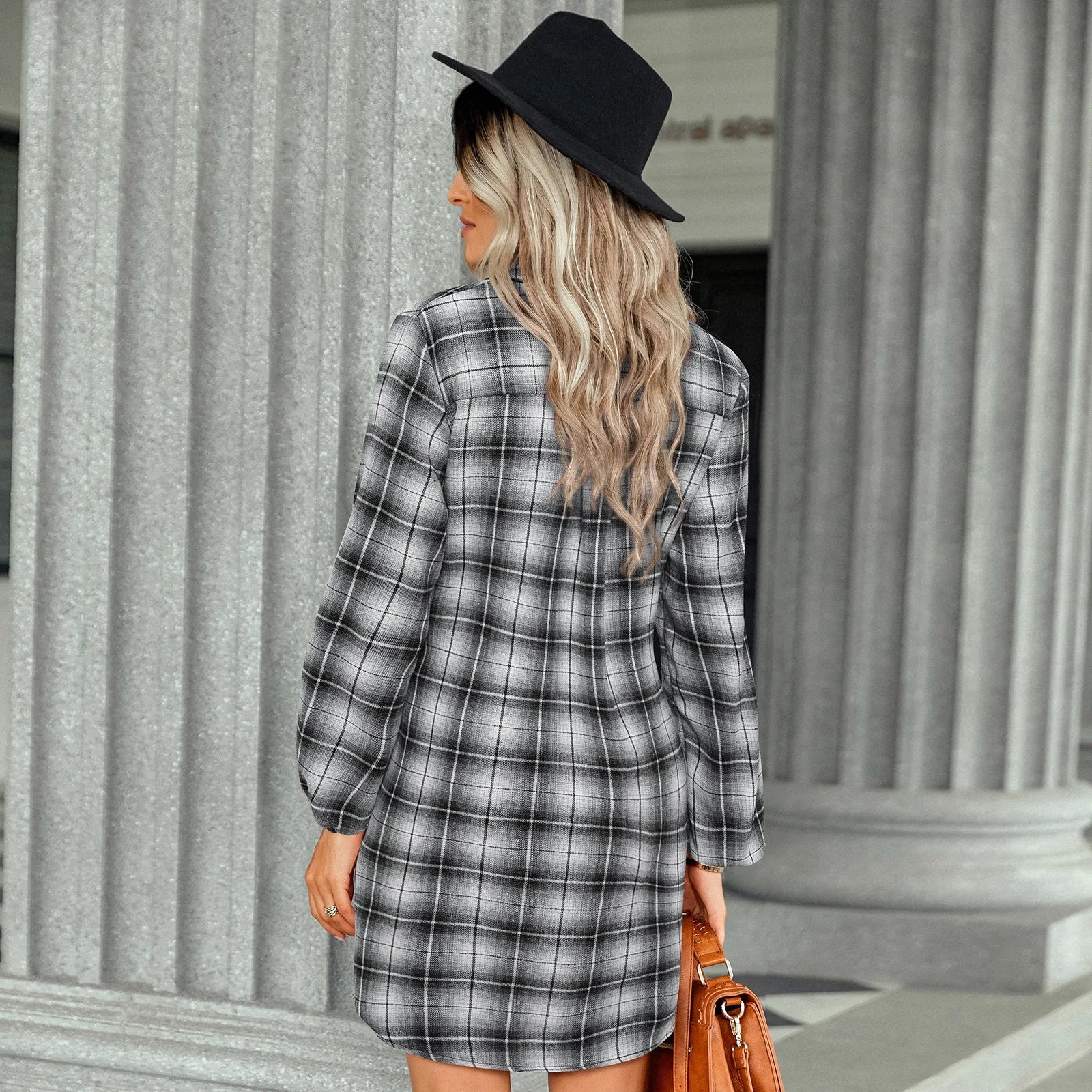Kariertes Hemdkleid mit Gürtel und Knopfdetails