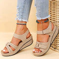 Bequeme orthopädische Sandalen mit Keilabsatz