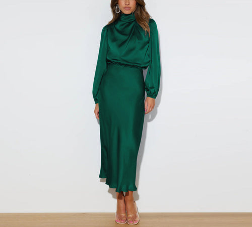Langes Kleid aus Satin