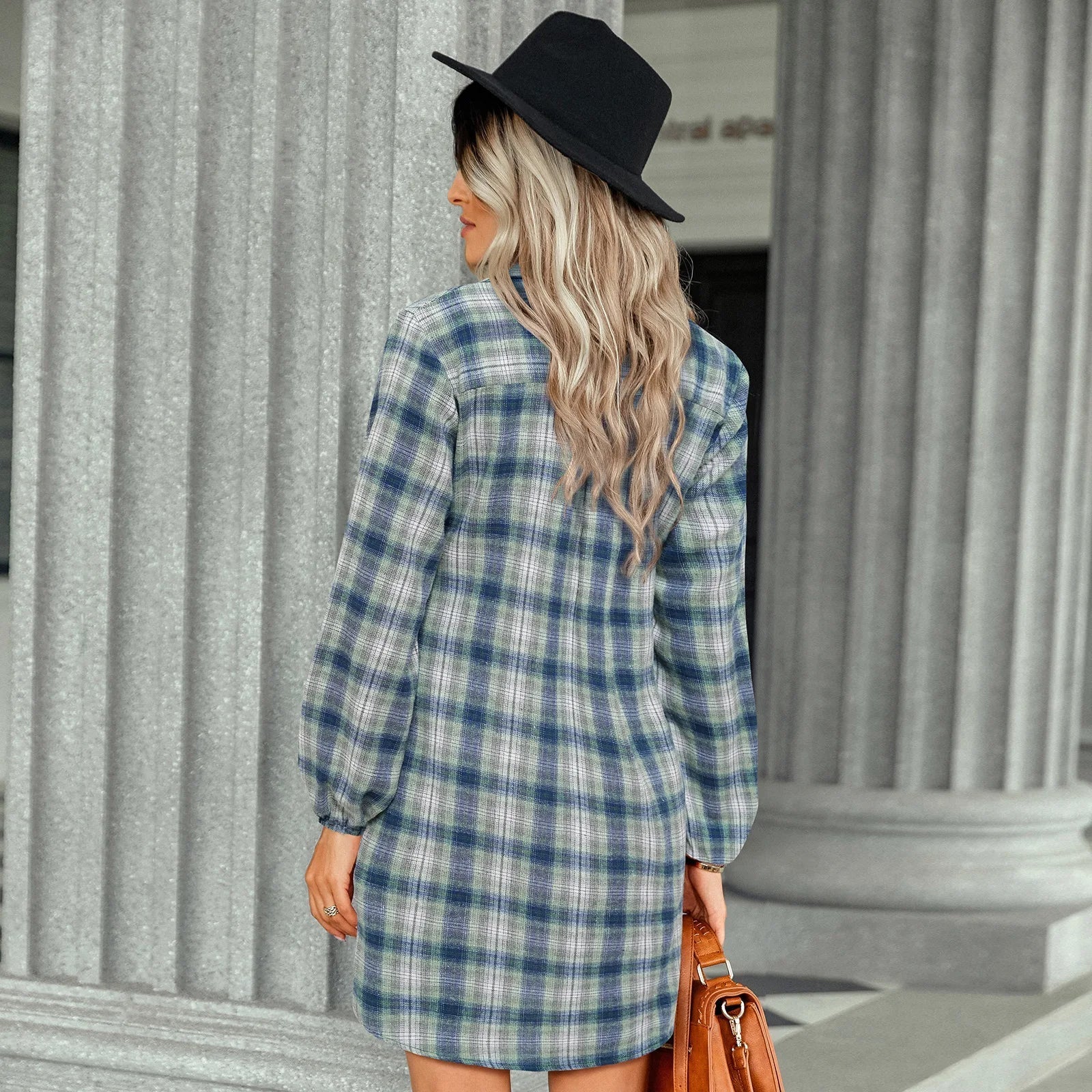 Kariertes Hemdkleid mit Gürtel und Knopfdetails