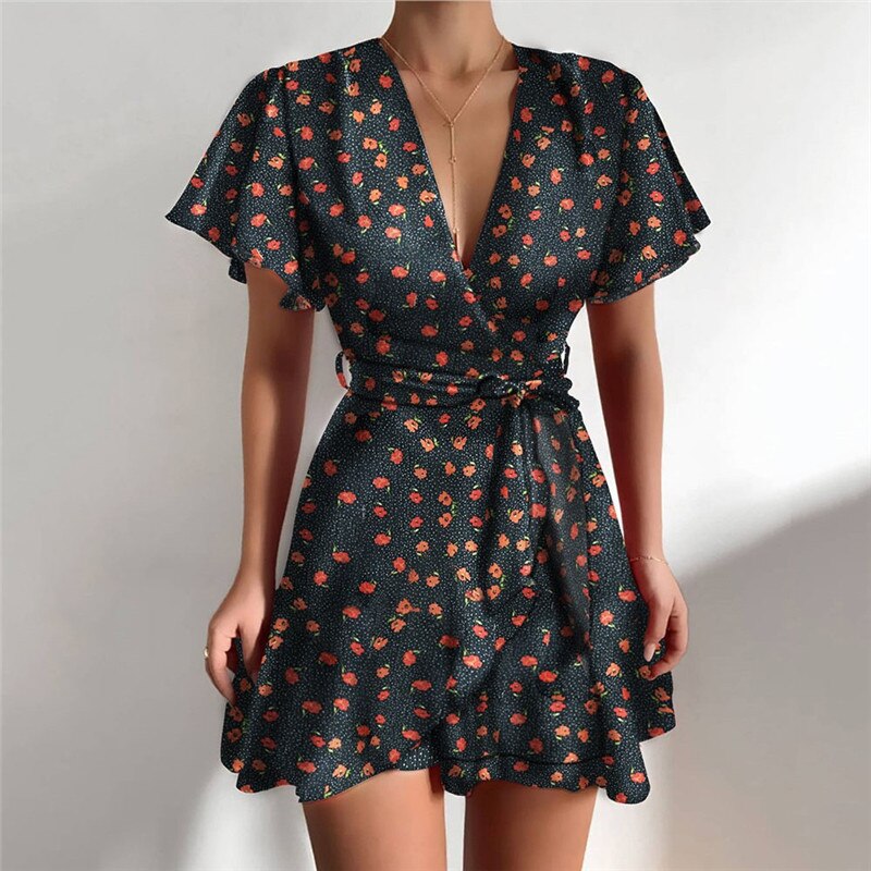 Modisches Kleid mit charmanten Rüschen und V-Ausschnitt