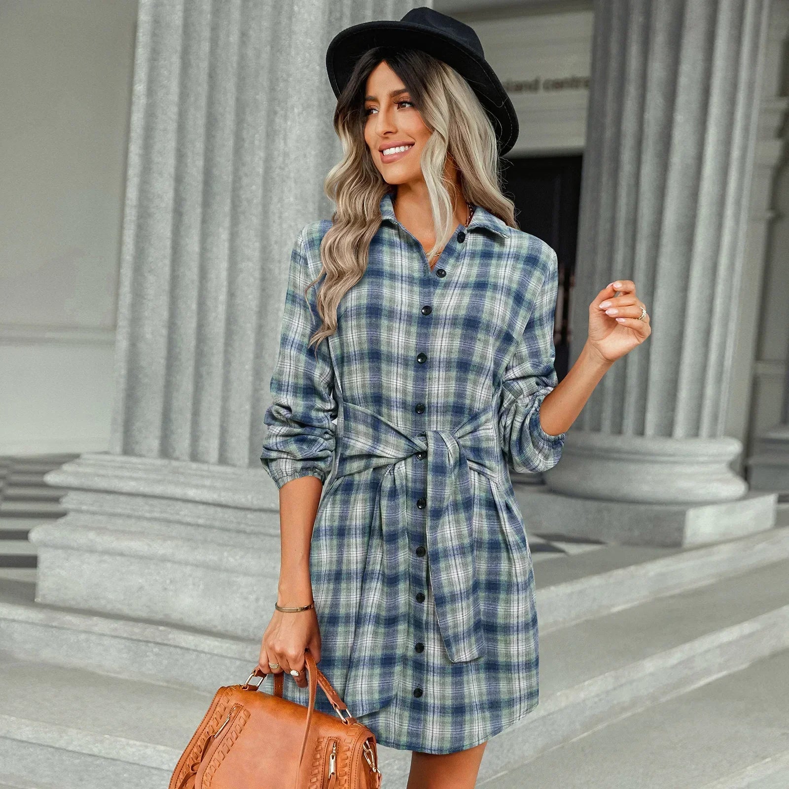 Kariertes Hemdkleid mit Gürtel und Knopfdetails