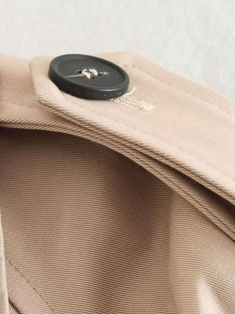 Kurzer Beigefarbener Trenchcoat