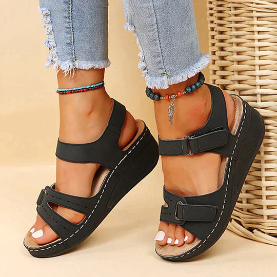 Bequeme orthopädische Sandalen mit Keilabsatz