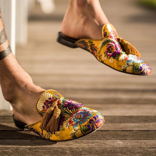 Schuhe mit floralen Quasten R&B