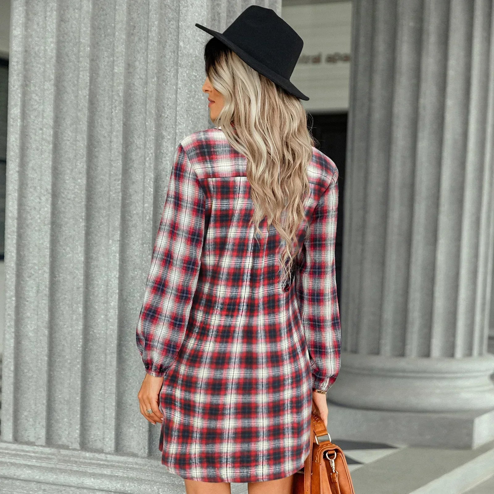 Kariertes Hemdkleid mit Gürtel und Knopfdetails