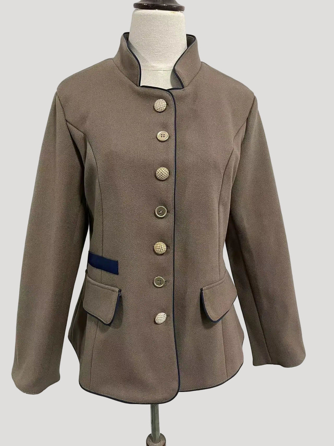 Damen Kurzjacke mit Mehrknopfleiste und Farbakzenten | R&B
