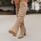 Hohe stiefel mit niedrigem Absatz