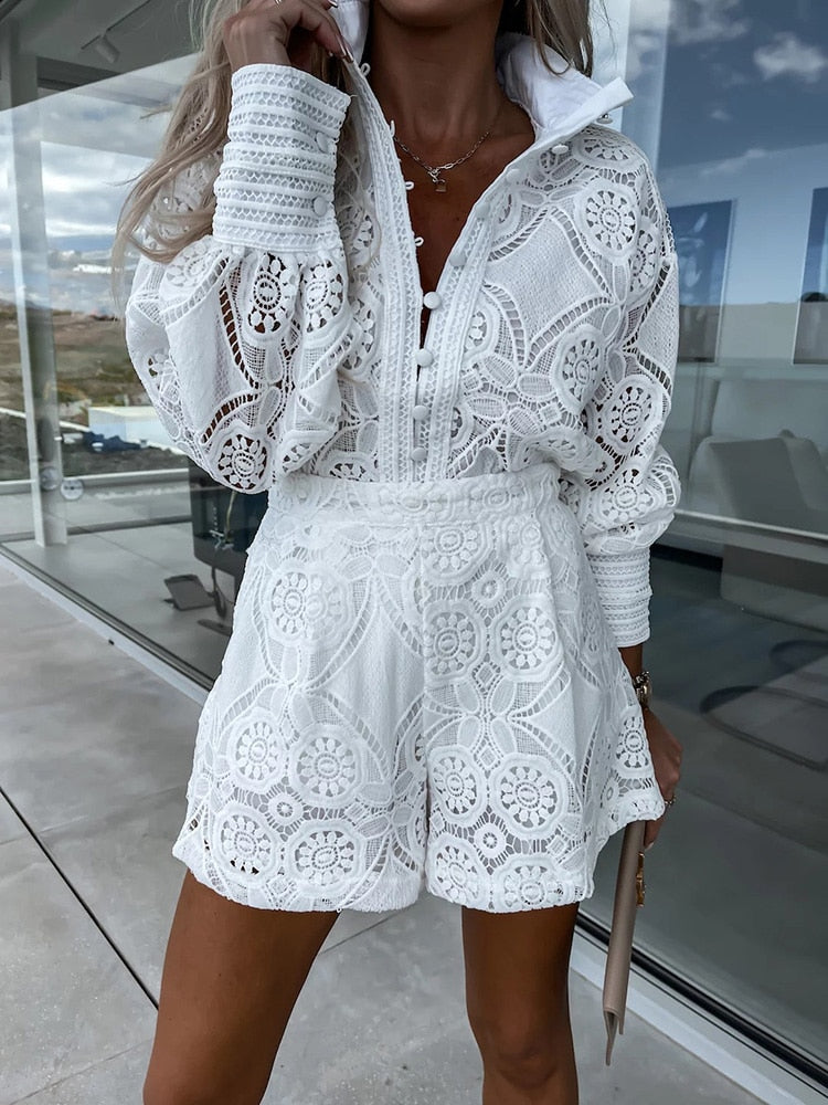 R&B | Lochspitzenbluse und Shorts-Set