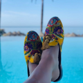 Schuhe mit floralen Quasten R&B