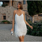 Frau in einem weiß cocktailkleid