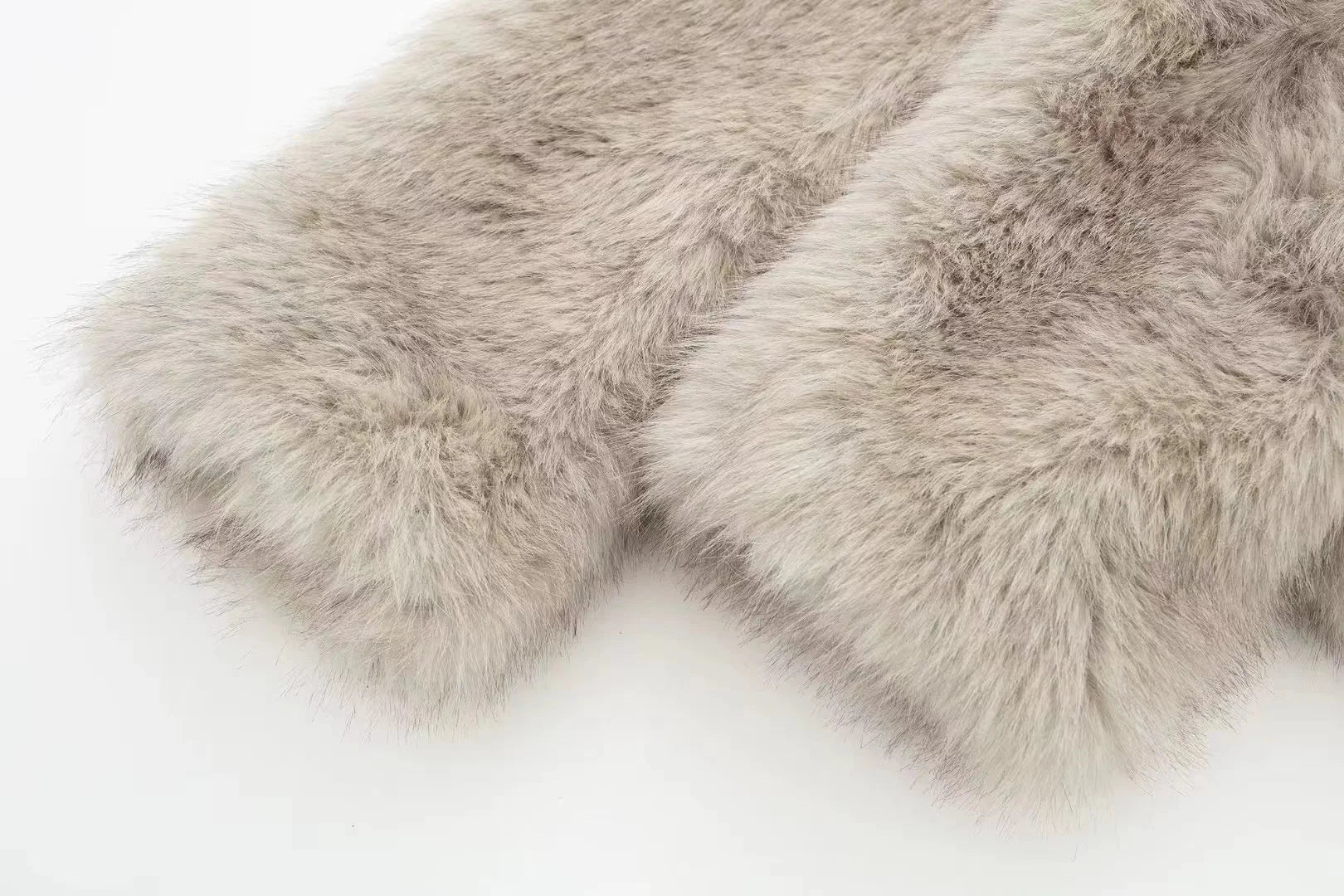 R&B | Warme Pelzjacke Für Damen In Stilvollem Design