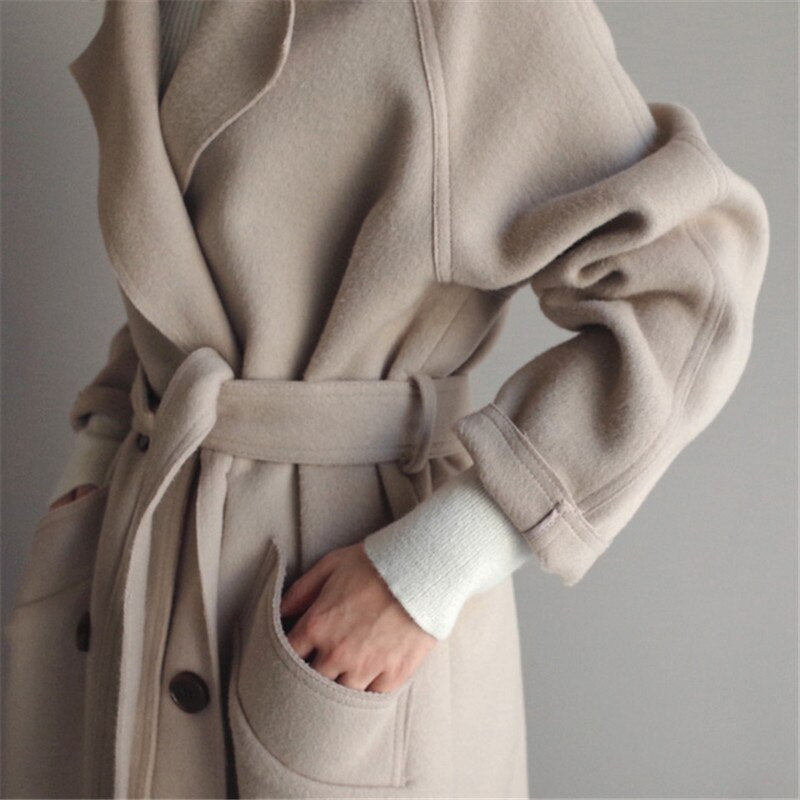 R&B | Warme Damen Wolljacke mit Langer Passform und Gürtel